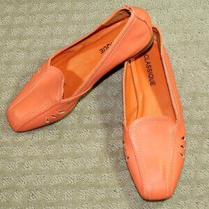 Classique Women's Size 7.5 Square Toe Peach Flats